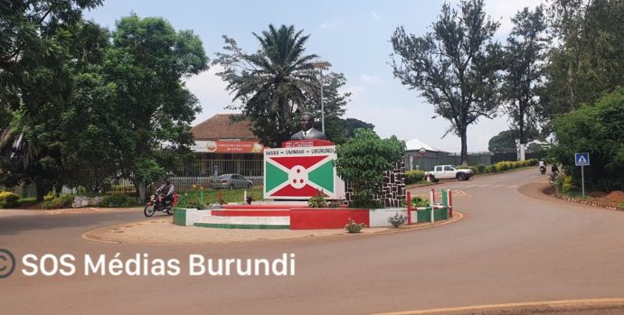 La-place-publique-a-Gitega-dans-la-capitale-politique-du-Burundi-ou-un-detenu-a-ete-abattu-par-un-policier-©-SOS-Medias-Burundi-1900x1069_c