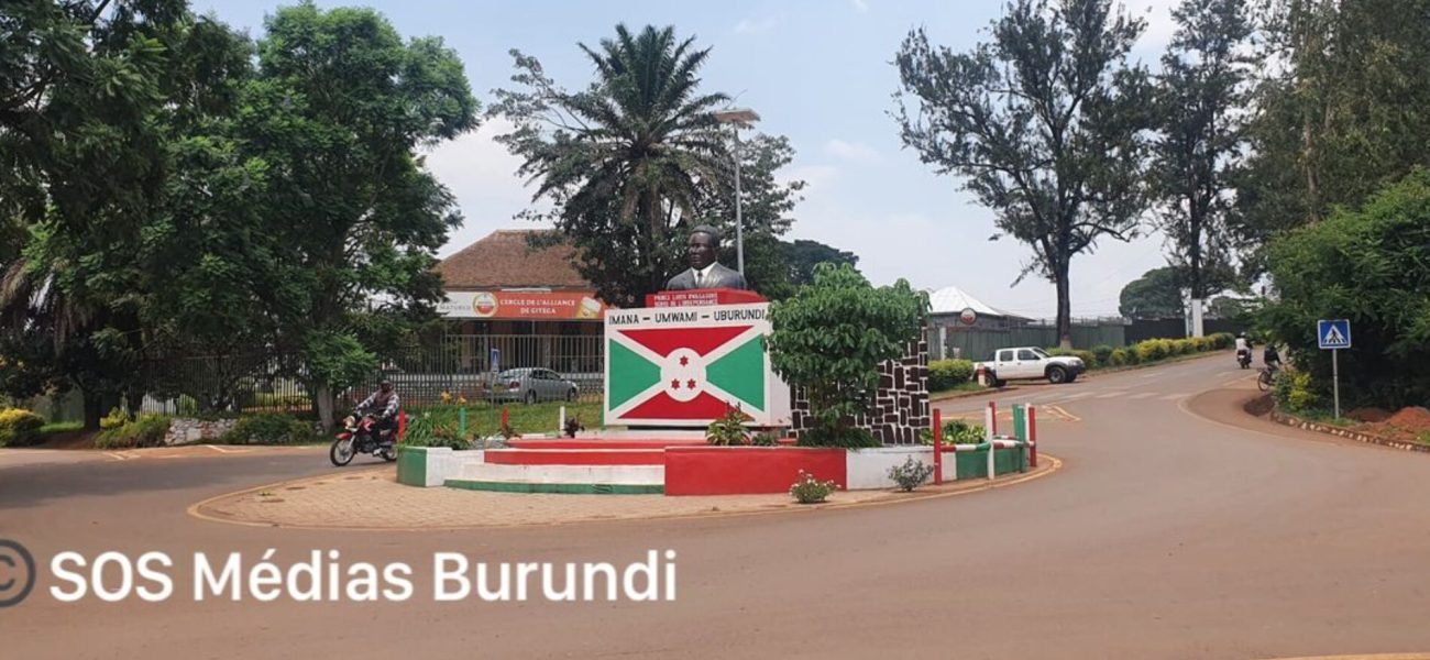 La-place-publique-a-Gitega-dans-la-capitale-politique-du-Burundi-ou-un-detenu-a-ete-abattu-par-un-policier-©-SOS-Medias-Burundi-1900x1069_c