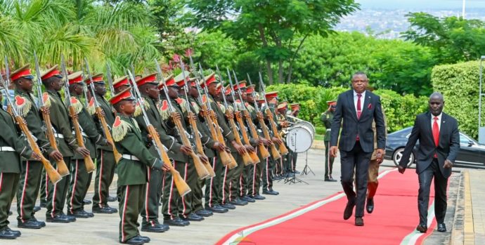 Lambassadeur-Willy-Mulunda-photographie-a-la-presidence-du-Burundi-lors-de-la-presentation-de-ses-lettres-de-creance-au-president-Evariste-Ndayishimiye-3800x2138_c