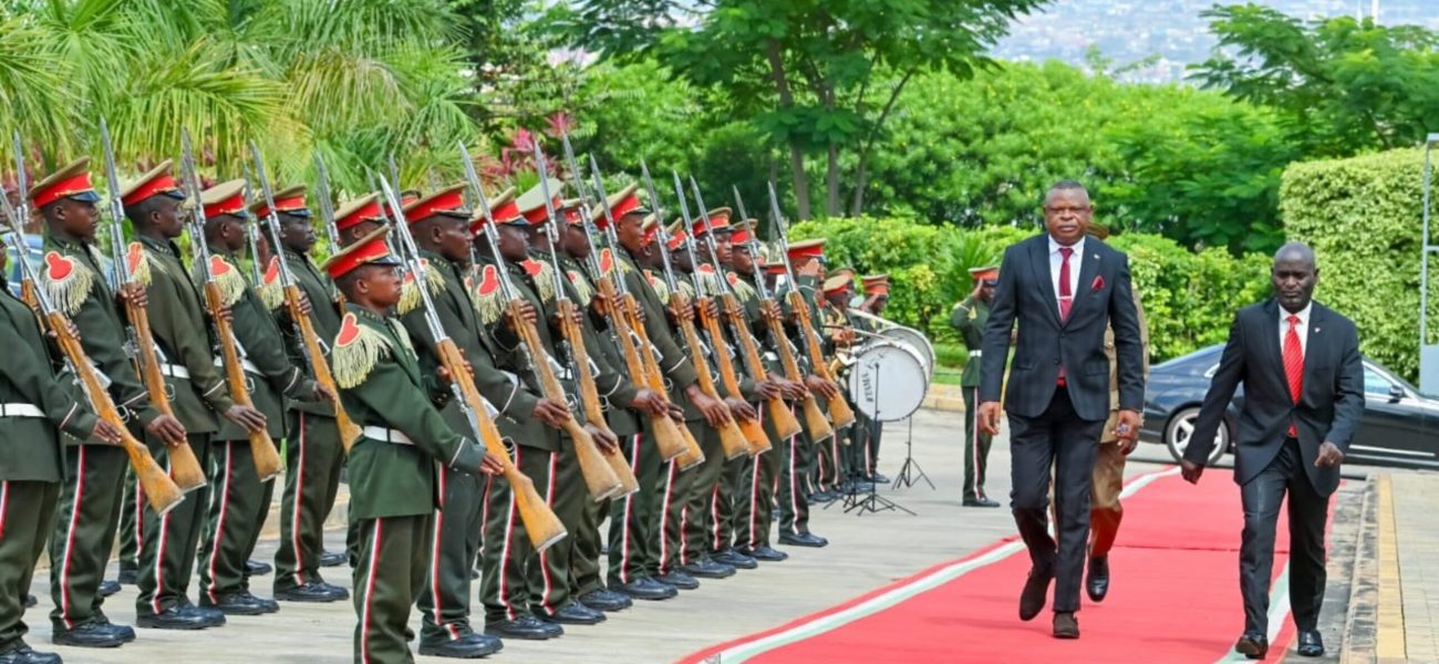 Lambassadeur-Willy-Mulunda-photographie-a-la-presidence-du-Burundi-lors-de-la-presentation-de-ses-lettres-de-creance-au-president-Evariste-Ndayishimiye-3800x2138_c