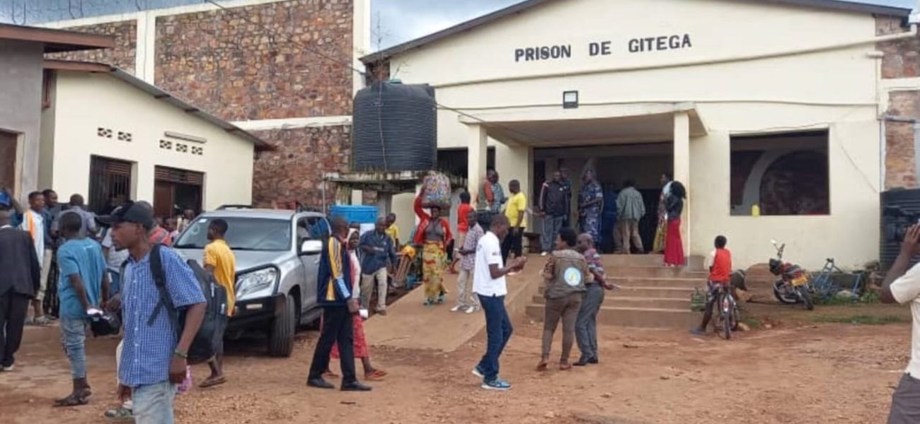 Lentree-principale-de-la-prison-centrale-de-Gitega-dans-la-capitale-politique-du-Burundi-ou-Beatrice-Ndayikengurukiye-a-ete-transferee-en-attendant-la-fin-de-lenquete-3800x2138_c