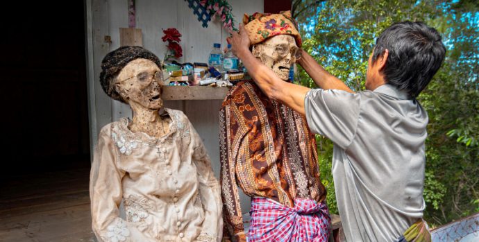 Manene-tradition-of-changing-corpse-clothes-Tana-toraja-sulawesi-indonesia