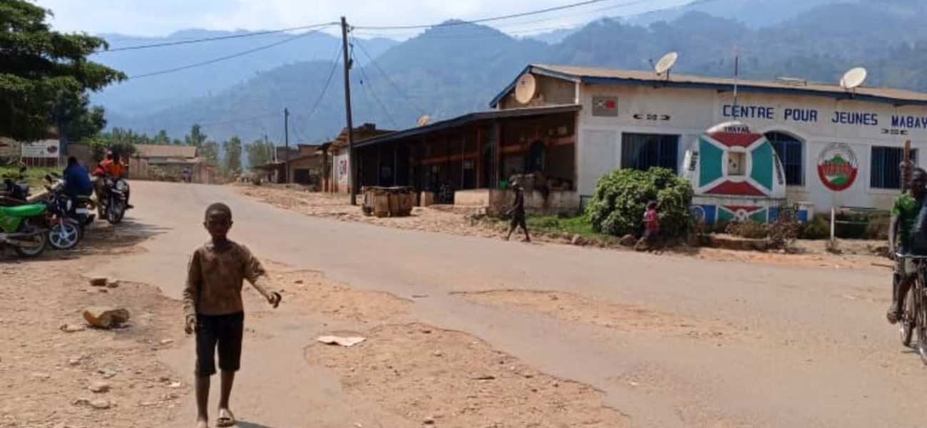 Un-centre-de-negoce-a-Mugina-ou-deux-hommes-dont-un-representant-collinaire-ont-ete-arretes-par-des-agents-du-SNR-accompagnes-des-Imbonerakure-3800x2138_c