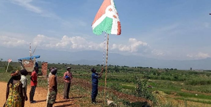 Un-policier-hisse-le-drapeau-burundais-sur-la-frontiere-de-Rubenga-1900x1069_c