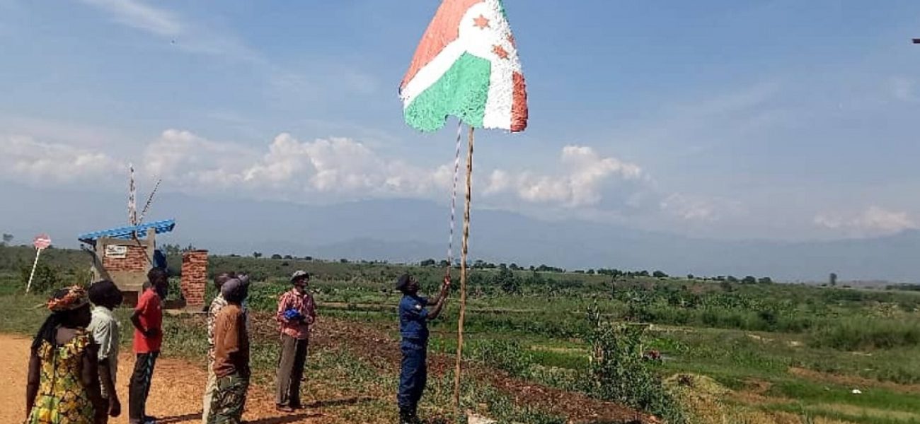 Un-policier-hisse-le-drapeau-burundais-sur-la-frontiere-de-Rubenga-1900x1069_c