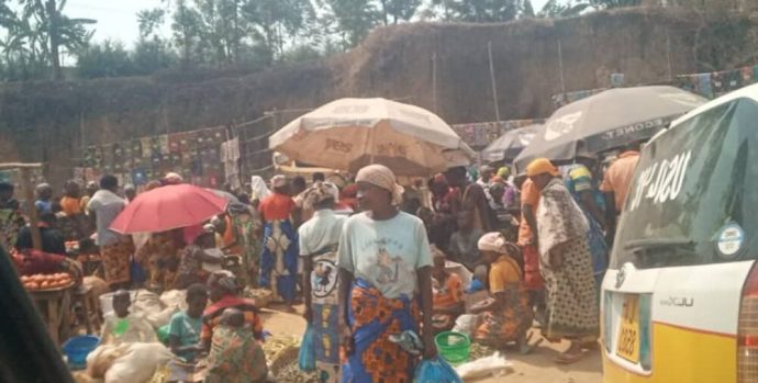 Une-femme-se-tient-devant-un-marche-local-a-Nyabiraba-non-loin-de-la-localite-de-Gasarara-ou-six-personnes-ont-ete-assassinees-sur-simple-soupcon-de-sorcellerie-1000x1000_c