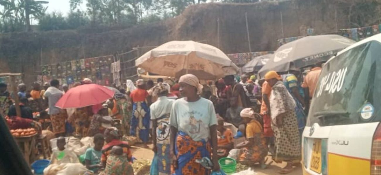 Une-femme-se-tient-devant-un-marche-local-a-Nyabiraba-non-loin-de-la-localite-de-Gasarara-ou-six-personnes-ont-ete-assassinees-sur-simple-soupcon-de-sorcellerie-1000x1000_c