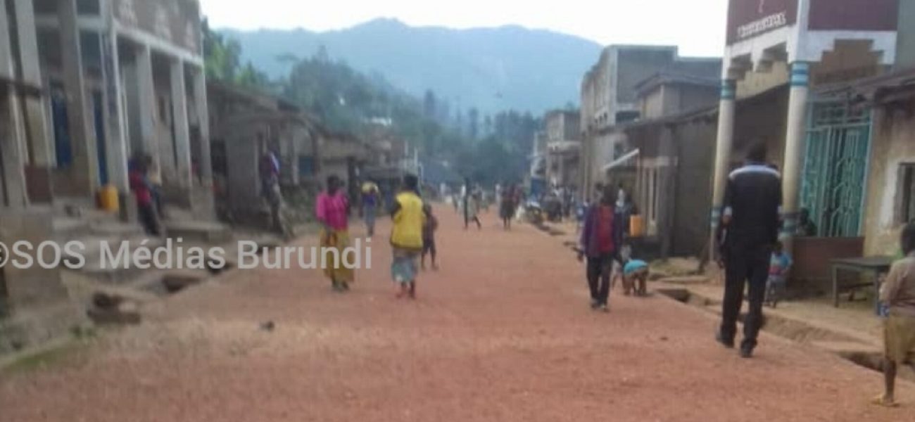 Une-rue-dans-un-centre-a-la-frontiere-entre-Bweyey-1900x1069_c