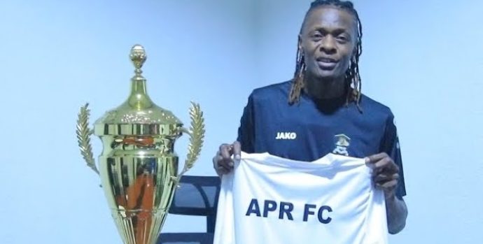 Umuhanzi Dr. Jose Chameleone agaragaza urukundo rwe kuri APR FC, afashe umwambaro w’iyi kipe imbere y’igikombe cya shampiyona yegukanye mu mwaka wa 2024/2025
