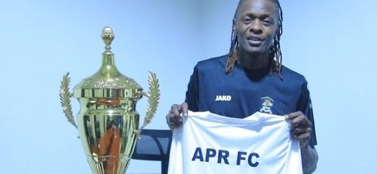 Umuhanzi Dr. Jose Chameleone agaragaza urukundo rwe kuri APR FC, afashe umwambaro w’iyi kipe imbere y’igikombe cya shampiyona yegukanye mu mwaka wa 2024/2025