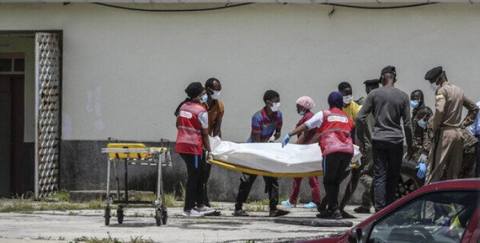 Hospital staff carry the body of a victim of a drowning incident, at a hospital in Mitsamiouli on March 19, 2026. At least 17 African migrants have drowned off the Indian Ocean island of Comoros, the interior minister said on March 19, 2026.
Survivors said the group was from the Democratic Republic of Congo and thought they had arrived on the French island of Mayotte, Mohamed Ahamada Assoumani told reporters.
"At this time, we have 17 deceased. The coastguard is searching for four missing bodies," he said. (Photo by Ibrahim YOUSSOUF / AFP)