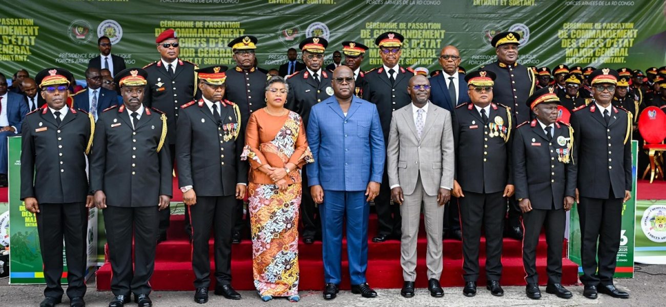 abayobozi_bakuru_mu_gisirikare_cya_rdc_bafashe_ifoto_y_urwibutso_bari_kumwe_na_perezida_tshisekedi_na_minisitiri_w_intebe_judith_suminwa_tuluka-a4ea3