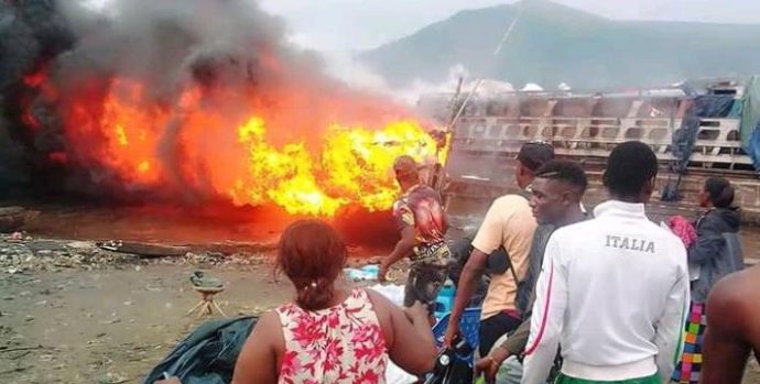 baleiniere_maluku_incendie_22_02145_jpg_711_473_1_jpeg_711_473_1