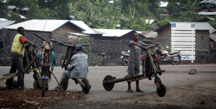 Maenner mit riesigen Transport Rollern. Strassenszene in Kibati Goma, 20.02.2015. Copyright: Ute Grabowsky/ photothek.net  [Tel. +493028097440 - www.photothek.net - Jegliche Verwendung nur gegen Honorar und Beleg. Urheber-/Agenturvermerk wird nach Paragraph13 UrhG ausdruecklich verlangt! Es gelten ausschliesslich unsere AGB.]