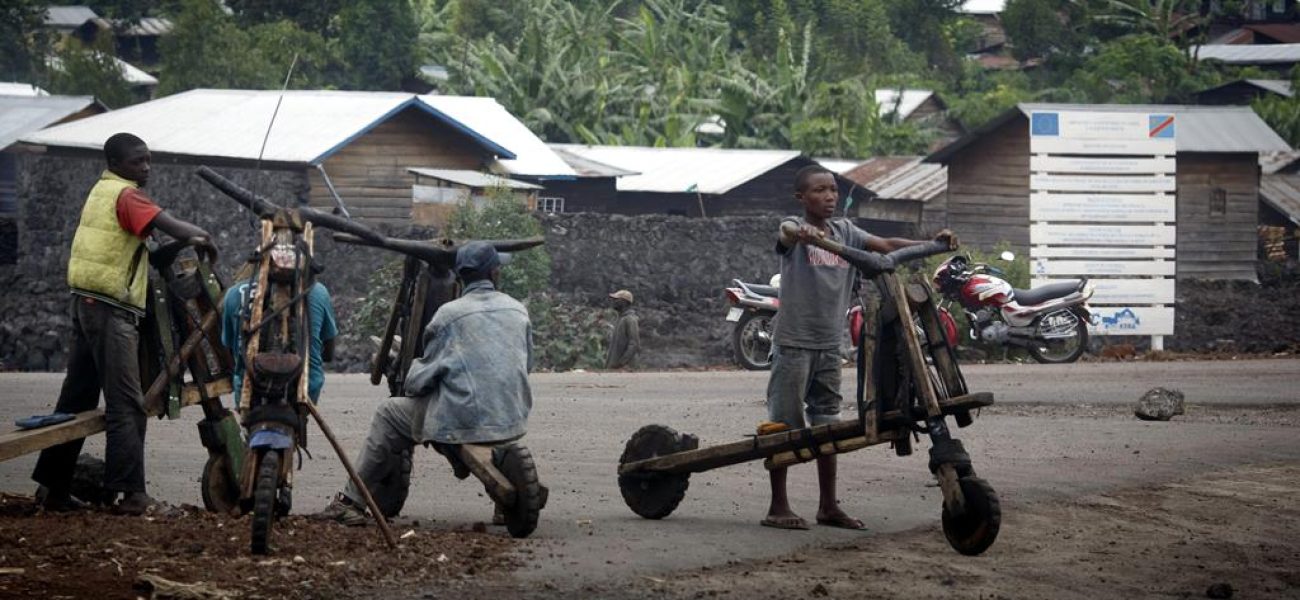 Maenner mit riesigen Transport Rollern. Strassenszene in Kibati Goma, 20.02.2015. Copyright: Ute Grabowsky/ photothek.net  [Tel. +493028097440 - www.photothek.net - Jegliche Verwendung nur gegen Honorar und Beleg. Urheber-/Agenturvermerk wird nach Paragraph13 UrhG ausdruecklich verlangt! Es gelten ausschliesslich unsere AGB.]