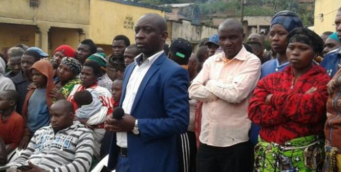 Kabarisa Salomon, uhagaze imbere wambaye ikote (Photo:Internet)