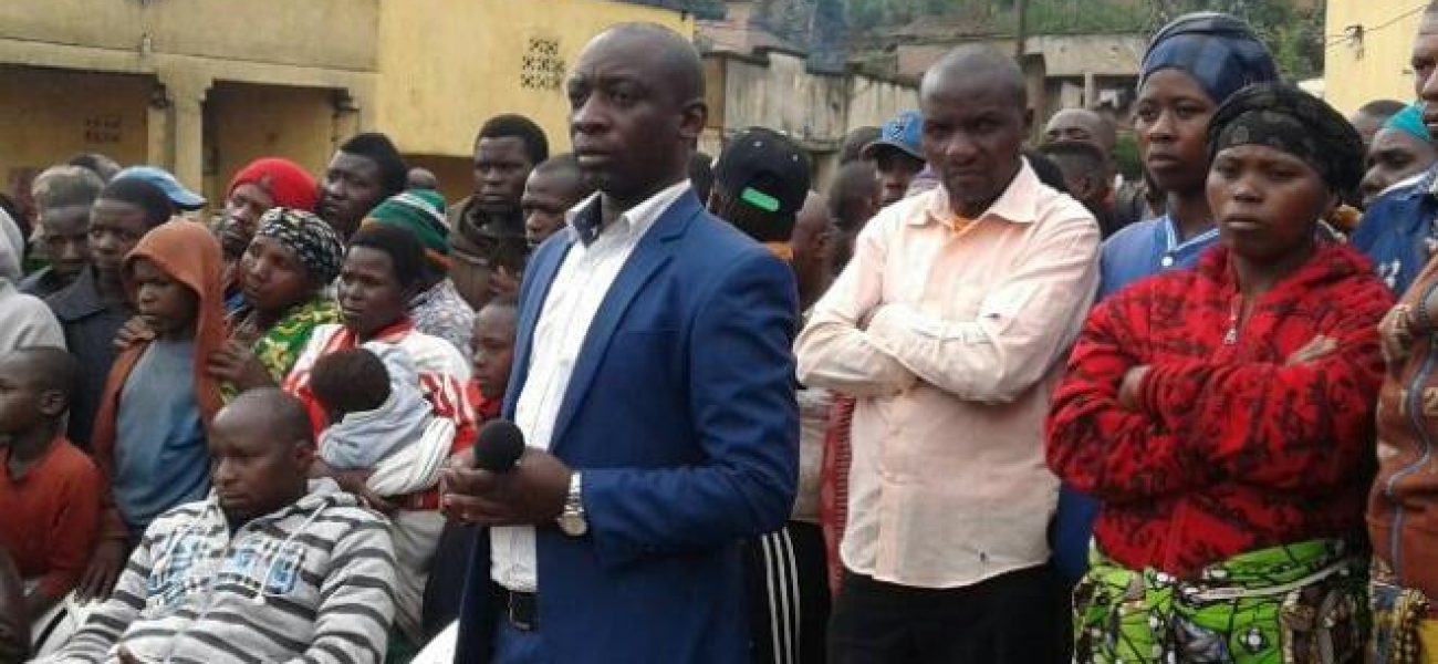 Kabarisa Salomon, uhagaze imbere wambaye ikote (Photo:Internet)