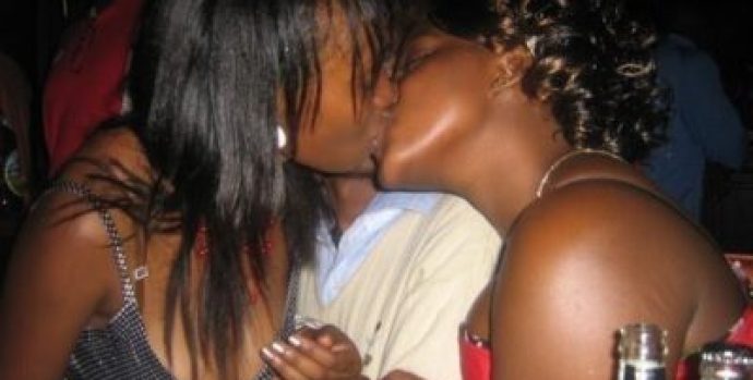 lesbian-kiss-400x300
