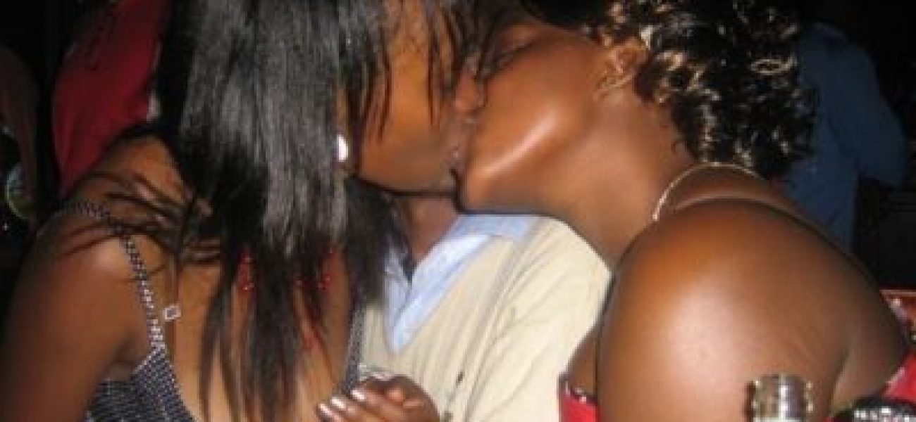 lesbian-kiss-400x300