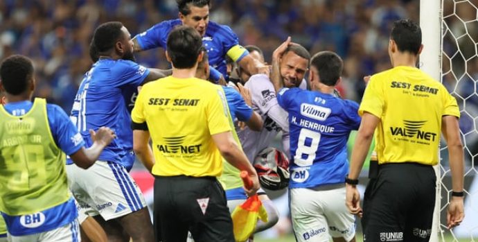 MG - BELO HORIZONTE - 08/03/2026 - MINEIRO 2026, CRUZEIRO X ATLETICO - BRIGa generalizada entre jogadores do Cruzeiro e jogadores do Atletico durante partida no estadio Mineirao pelo campeonato Mineiro 2026. Foto: Gilson Lobo/AGIF