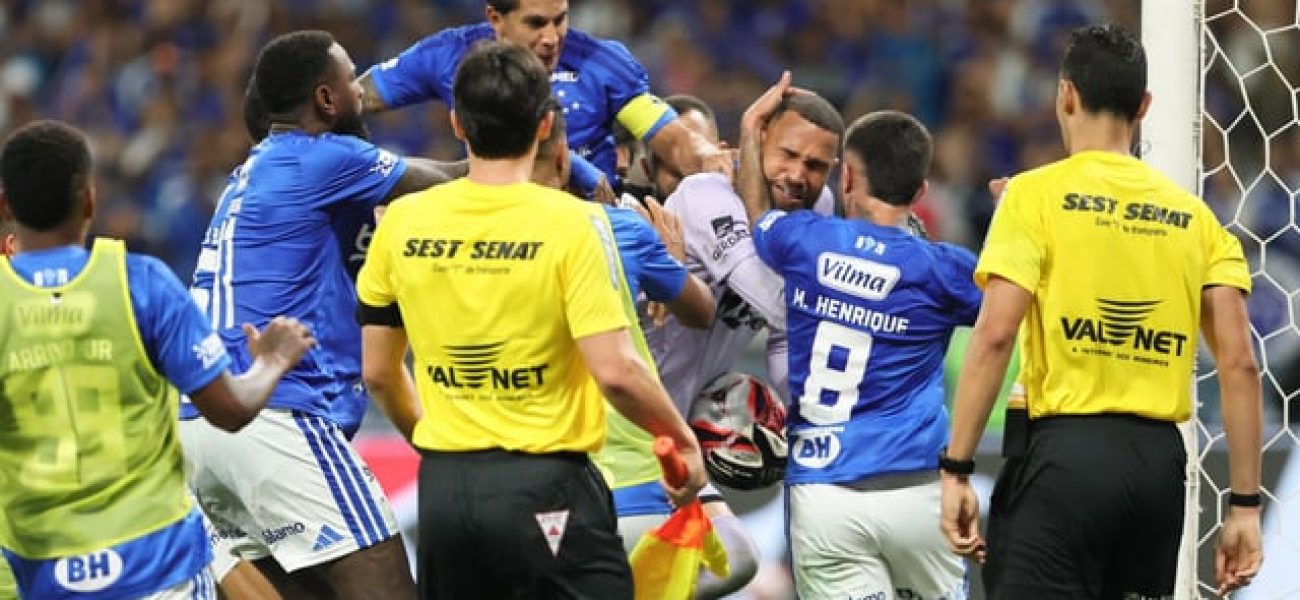 MG - BELO HORIZONTE - 08/03/2026 - MINEIRO 2026, CRUZEIRO X ATLETICO - BRIGa generalizada entre jogadores do Cruzeiro e jogadores do Atletico durante partida no estadio Mineirao pelo campeonato Mineiro 2026. Foto: Gilson Lobo/AGIF