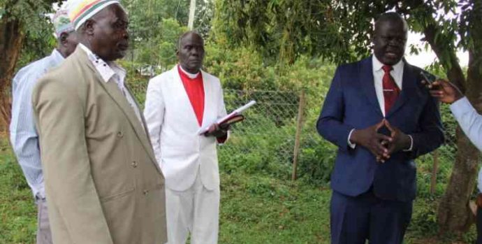 Umuyobozi w’inama y’amadini ya Homa Bay County, Musenyeri Abrahams Odongo (wambaye ikoti ry'ubururu) yamaganye ayo mahano