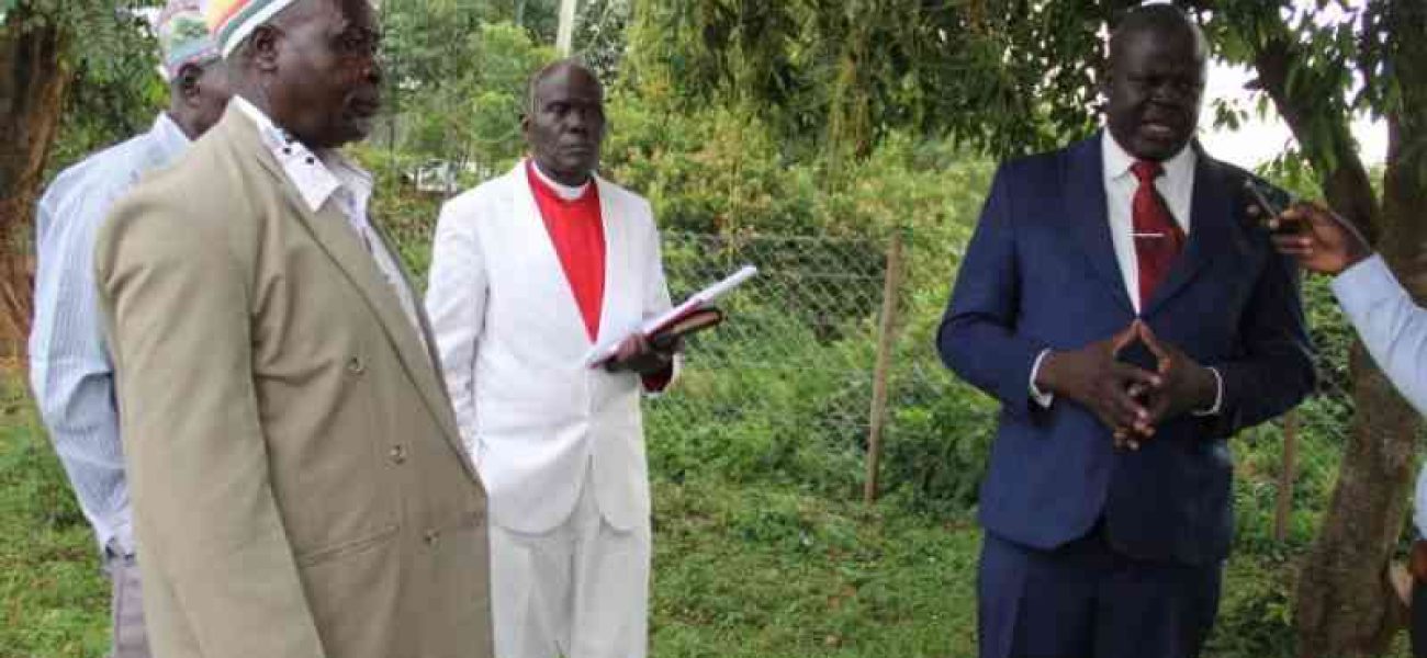 Umuyobozi w’inama y’amadini ya Homa Bay County, Musenyeri Abrahams Odongo (wambaye ikoti ry'ubururu) yamaganye ayo mahano