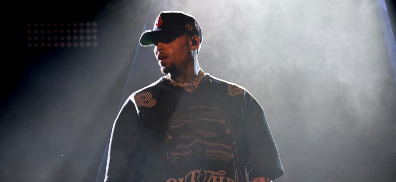 show-singer-chris-brown-held-95744009