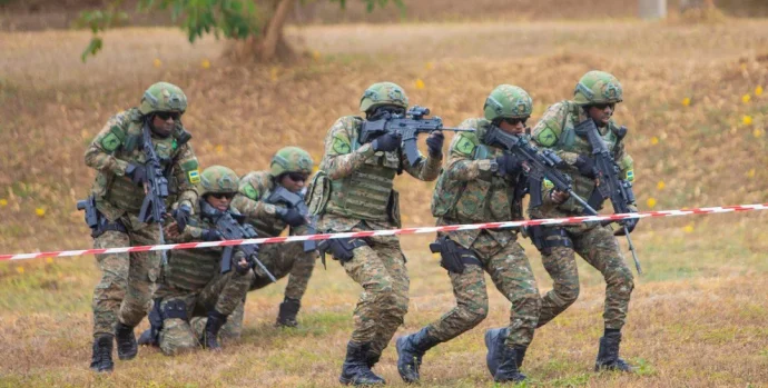 soldiers-from-the-rwanda-defence-force-rdf-training-with-v0-3b3tntllx4od1
