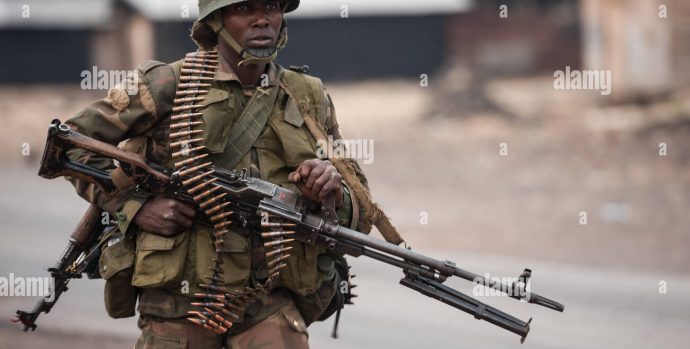 un-soldat-des-fardc-au-cours-d-operations-contre-la-milice-m23-pres-de-goma-est-de-la-republique-democratique-du-congo-rdc-j0e609