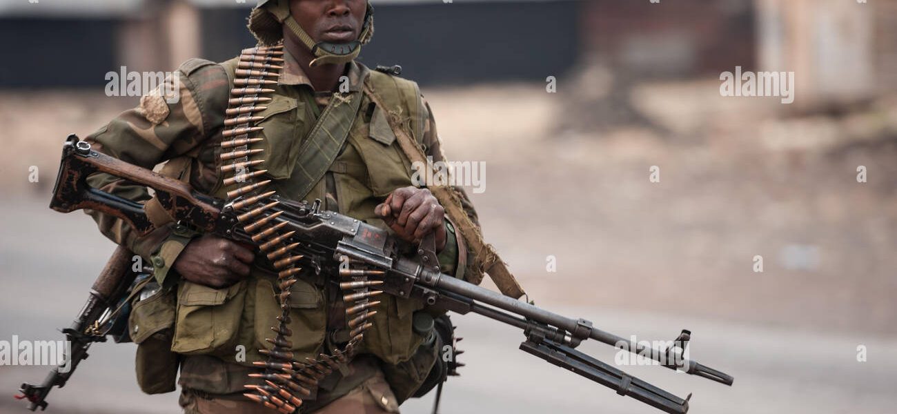 un-soldat-des-fardc-au-cours-d-operations-contre-la-milice-m23-pres-de-goma-est-de-la-republique-democratique-du-congo-rdc-j0e609